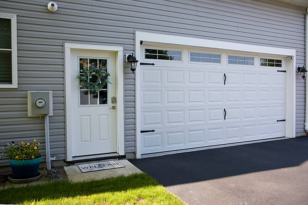24/7 Emergency Garage Door Panel Replacement experts in Goulding, FL